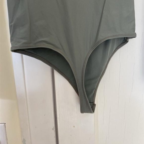 Soft Matte Abercrombie Bodysuit - Picture 4 of 4